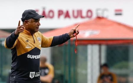 Roger Machado durante treinamento do São Paulo