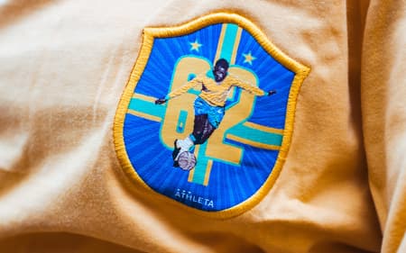 Nova coleção de camisas é inspirada em momentos históricos de Pelé na Seleção Brasileira. (Foto: Bruna Risso/Divulgação Athleta)