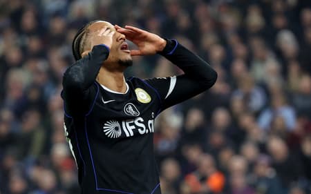 João Pedro comemorando o gol feito no duelo entre Aston Villa x Chelsea (Foto: Darren Staples/AFP)