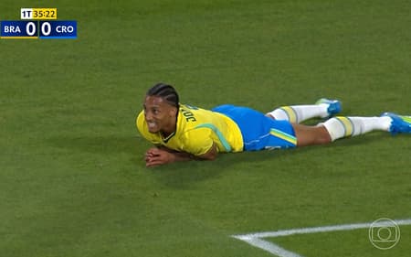 João Pedro perde boa oportunidade de gol no primeiro tempo