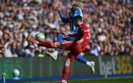 Jogadores do Liverpool e Brighton em ação (Foto: Glyn Kirk/AFP)