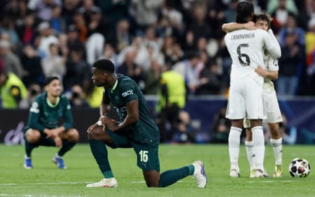 Jogadores do Manchester City lamentam gol do Real Madrid em jogo da Champions League