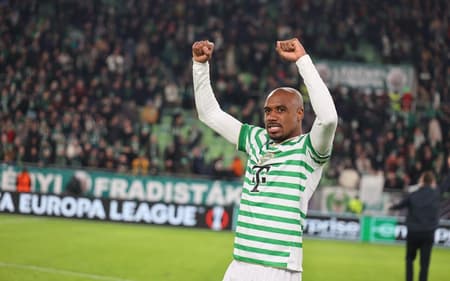 Júlio Romão em ação pelo Ferencváros (Foto: Divulgação)