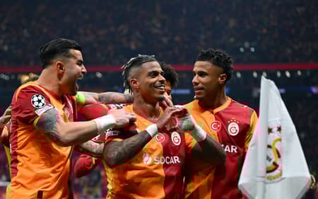 Lemina comemora gol do Galatasaray sobre o Liverpool, na Champions League