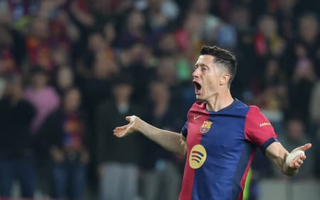 Lewandowski comemora gol marcado pelo Barcelona sobre o Dortmund, pela Champions League