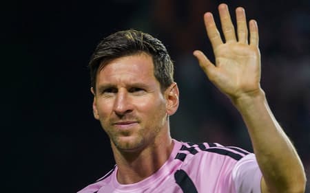 Lionel Messi em ação pelo Inter Miami em amistoso contra o Del Valle, em Porto Rico (Foto: Jaydee Lee SERRANO / AFP)