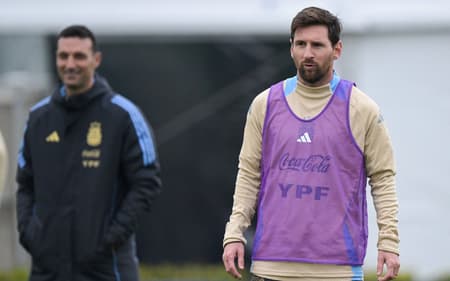 Lionel Messi observado por Scaloni em treino da Argentina antes de jogo contra a Venezuela