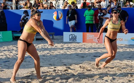 Carol Solberg e Rebecca em ação no Areia Games (Foto: Maurício Val)