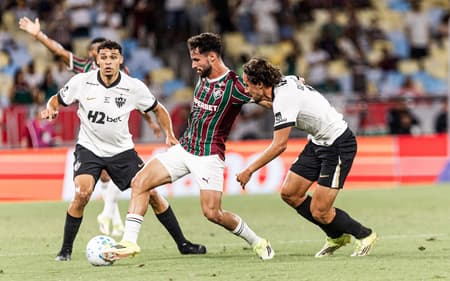 Martinelli é marcado de perto pelos rivais do Atlético-MG, no Maracanã (Foto Marina Garcia Fluminense FC)