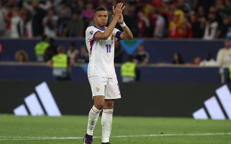 Mbappé aplaude incentivo da torcida após derrota da França para a Espanha