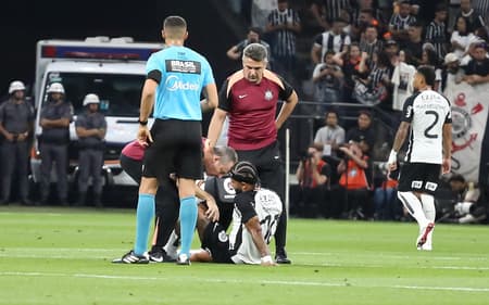 Memphis Depay caído no chão durante jogo entre Corinthians e Flamengo, pelo Brasileirão