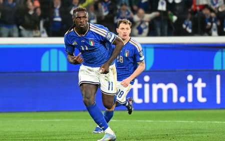 Moise Kean celebra gol da Itália sobre a Irlanda do Norte