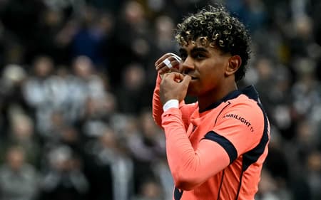 Newcastle e Barcelona empataram por 1 a 1 pela Champions League (Foto: Paul ELLIS / AFP)