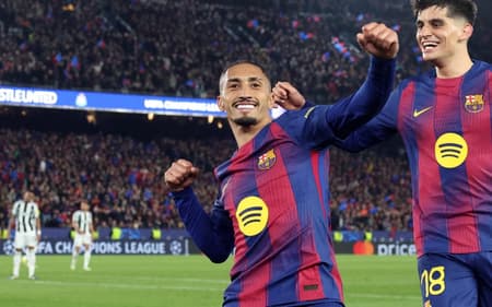 Raphinha comemora gol do Barcelona sobre o Newcastle, na Champions League