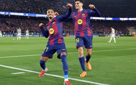 Raphinha comemora gol do Barcelona sobre o Newcastle, na Champions League