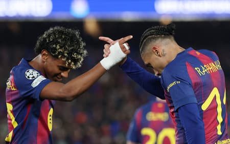 Raphinha comemora gol marcado pelo Barcelona sobre o Newcastle com Lamine Yamal