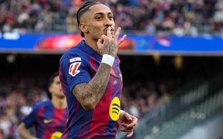 Raphinha comemora hat-trick na vitória do Barcelona sobre o Sevilla, pela La Liga