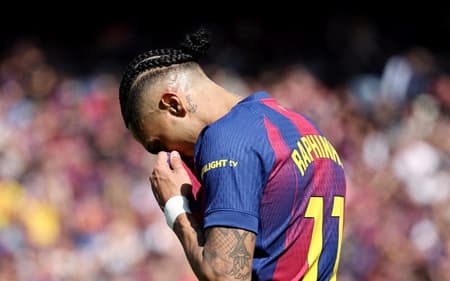 Raphinha lamentando chance no duelo entre Barcelona e Rayo Vallecano (Foto: Josep Lago/AFP)