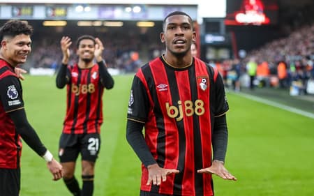Rayan celebra gol marcado pelo Bournemouth contra o Aston Villa, pela Premier League