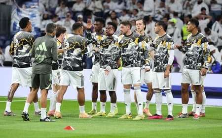Equipe do Real Madrid durante aquecimento (Foto: Thomas COEX / AFP)