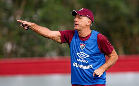 Renato Gaúcho orienta jogadores do Fluminense após a disputa do Mundial de Clubes