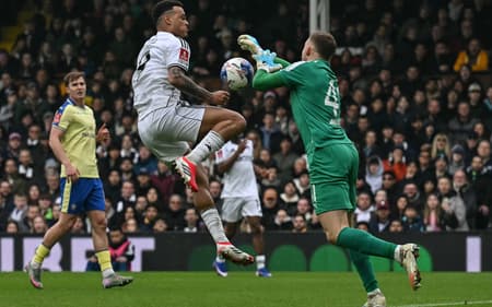 Rodrigo Muniz em ação no duelo entre Fulham e Southampton (Foto: Glyn Kirk/AFP)