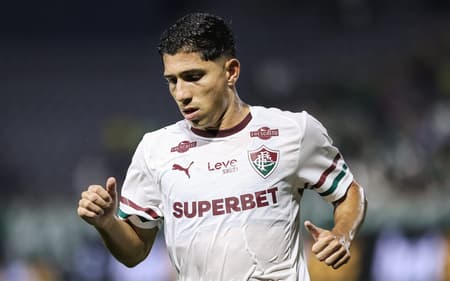 Savarino em ação no duelo entre Palmeiras e Fluminense pelo Brasileirão 2026 (FOTO: LUCAS MERÇON / FLUMINENSE F.C.)