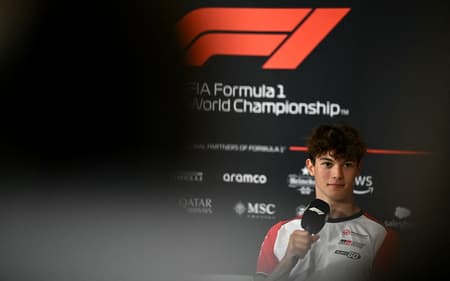 Oliver Bearman durante coletiva em Silverstone (foto: Ben STANSALL / AFP)