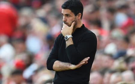 Técnico do Arsenal, Arteta observa confronto contra o Liverpool, pela Premier League