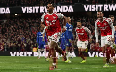 Timber e Gabriel Magalhães comemora gol do Arsenal sobre o Chelsea, na Premier League