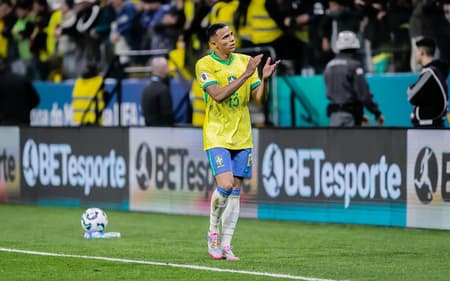 Vanderson aplaude torcida no jogo entre Brasil e Paraguai, pelas Eliminatórias da Copa do Mundo