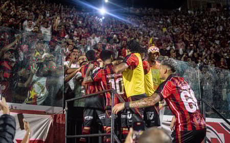 Jogadores do Vitória comemoram gol com a torcida (Foto: Victor Ferreira / EC Vitória)