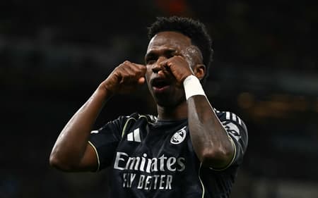 Vini Jr comemorando o gol marcado no duelo entre Real Madrid e Man City (Foto: Paul Ellis/AFP)