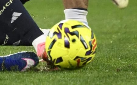 Vini Jr disputa bola com defensor na vitória do Real Madrid sobre o Celta de Vigo, na La Liga