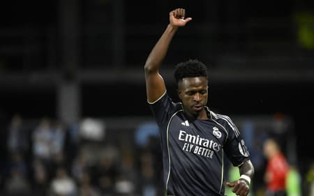 Vini Jr faz sinal com a mão durante vitória do Real Madrid sobre o Celta de Vigo, pela La Liga