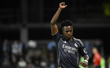 Vini Jr faz sinal com a mão durante vitória do Real Madrid sobre o Celta de Vigo, pela La Liga