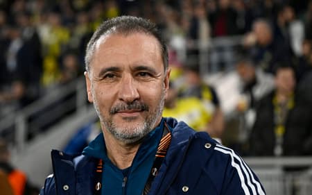 Vitor Pereira em sua estreia pelo Nottingham Forest contra o Fenerbahce, pela Europa League
