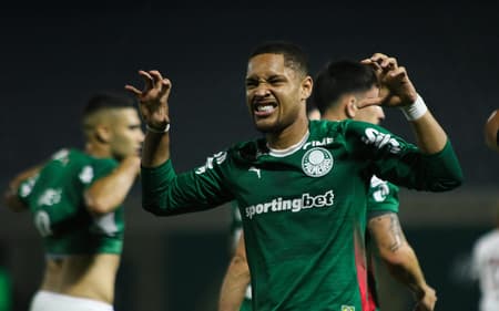 Palmeiras vence Fluminense por 2 x 1; Vitor Roque marca de pênalti