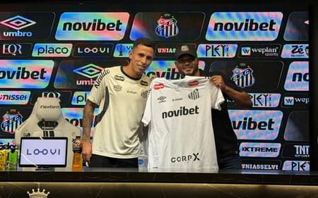 Christian Oliva é apresentado na Vila Belmiro ao lado de Adriano 'Pagode'. (Foto: Juliana Yamaoka/ Lance!)