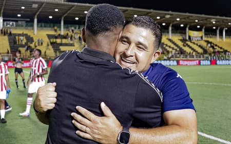Flávio Tinoco é o técnico do Bangu (Foto: João Gama/Bangu)