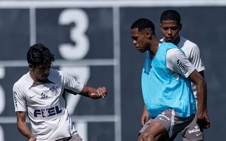 Rodrigo Gelado (de azul) deixou o Corinthians (Foto: Reprodução/Instagram)