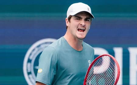 João Fonseca na derrota para o espanhol Carlos Alcaraz em Miami (Divulgação)