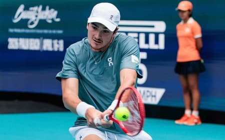 João Fonseca na derrota para o espanhol Carlos Alcaraz em Miami (Divulgação)