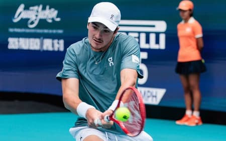 João Fonseca na derrota para o espanhol Carlos Alcaraz em Miami (Divulgação)