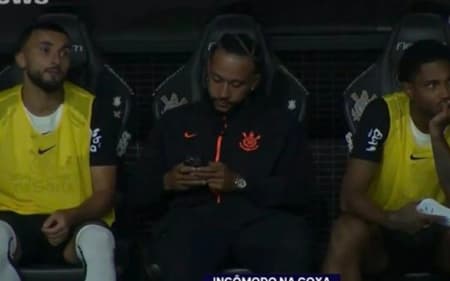 Memphis foi flagrado usando celular (Foto: Reprodução/ Cazé TV)