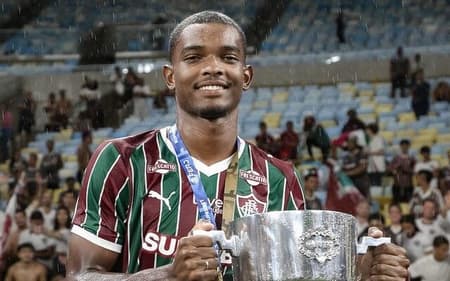Loiola, do Fluminense, com a Taça Guanabara (Foto: Marcelo Gonçalves/ Fluminense FC)