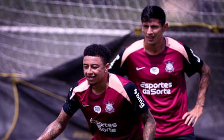 Lingard ao lado dos companheiros em campo (Foto: José Manoel Idalgo/Agência Corinthians)