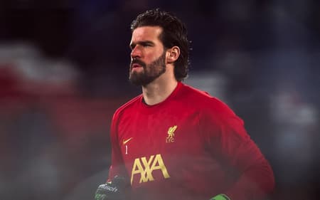 Alisson em ação pelo Liverpool na Champions League