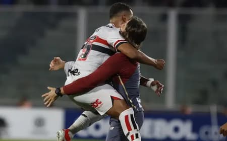 Alisson e Zubeldía se abraçam comemorando gol do São Paulo (Foto: Rubens Chiri/Saopaulofc.net)