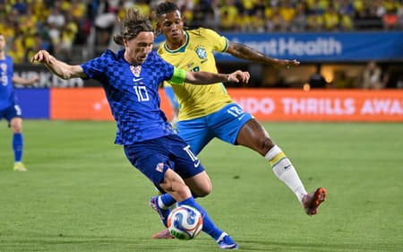 Modric e Danilo Santos durante amistoso entre Brasil e Croácia